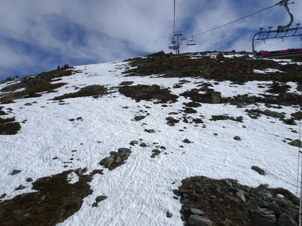 Hier auch, quer hinauf, wo noch Schnee liegt. Würde mir ja hier eine Abfahrt wünschen. So könnte man die ehemaligen drei Pisten wiedereröffnen: Par-di-Modzes blau und rot und die blaue Forêt. Unten dann wieder von der ehemaligen Talstation Par-di-Modzes via alter Forêttrasse zum 6er Sessel. Klar, teils Beschneiung vorausgesetzt. Aber da ist wahrscheinlich kein Wille da…