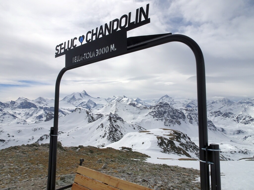 Die Couronne impériale im Fenster des Sessels. Heute paar Wolken – mal Abwechslung.