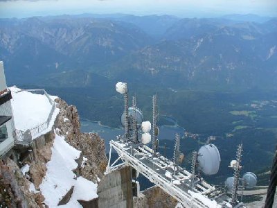 der Blick vom Turm der Wetterstation, Deutschlnds höchste Stelle. Unten der Eibsee