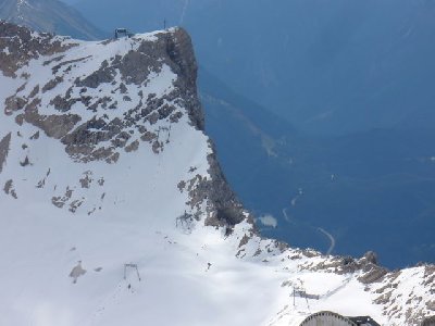 16 Blick auf Gletscherlifte  Bergstationen und LSAP Pomabahn.jpg