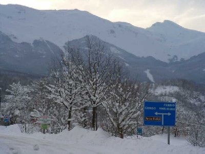anfahrt aus modena, paar km vor febbio mit blick auf alpe di cusna