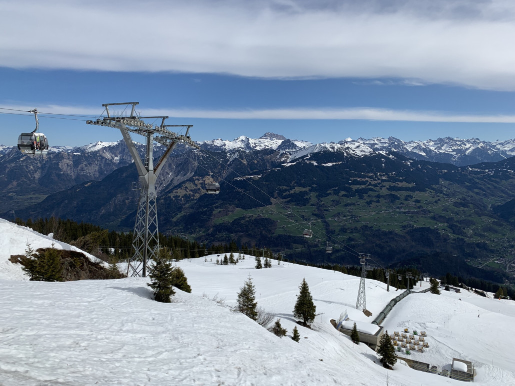 Und der Blick ausm Berghof zur Gondel und im Hintergrund Bartolomäberg