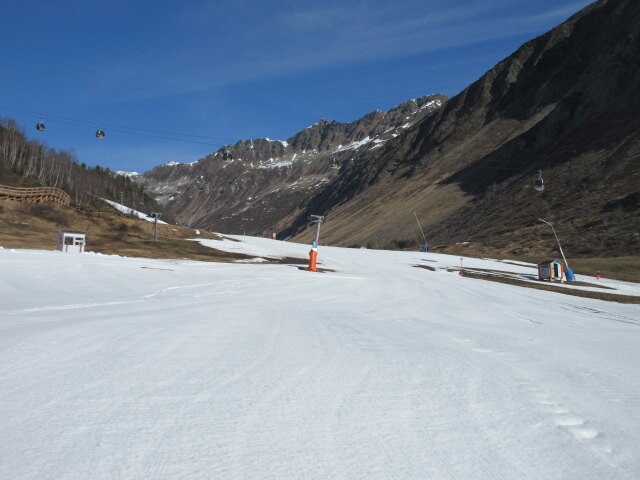 Sesselbahnabfahrt bei der Kreuzung mit dem 1-SL Soppa, darüber die 8-MGD Alpkogel