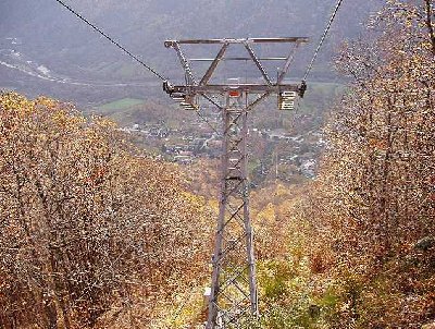 Stütze 1 nach dem grossen Spannfeld. Für eine Einseilbahn sehr Gross