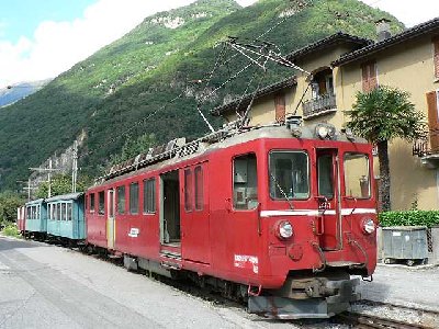 In der Station Castione. Die grünen RhB B 2012 &amp;quot;Donnerbüchsen&amp;quot; stammen von 1907. Tschechoslovakisches Fabrikat. Übernommen von der VDB