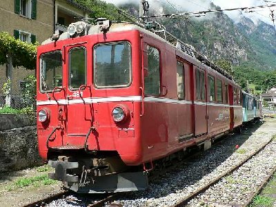 Triebwagen in der Station Station Cama