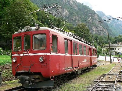 Schienen ins Nichts. Station Cama. Kein Prellbock nichts. Die Stumpen reichen grade noch um den Triebwagen zu rangieren. Station Cama
