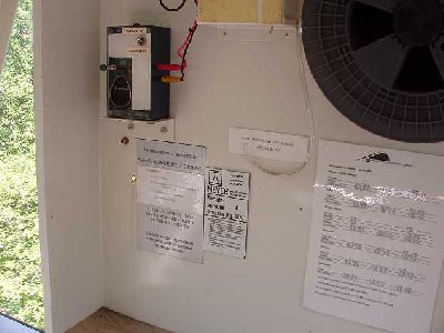 Spärliche Ausrüstung in der Kabine. Funkgerät und Seil. Stromversorgung über Solar.