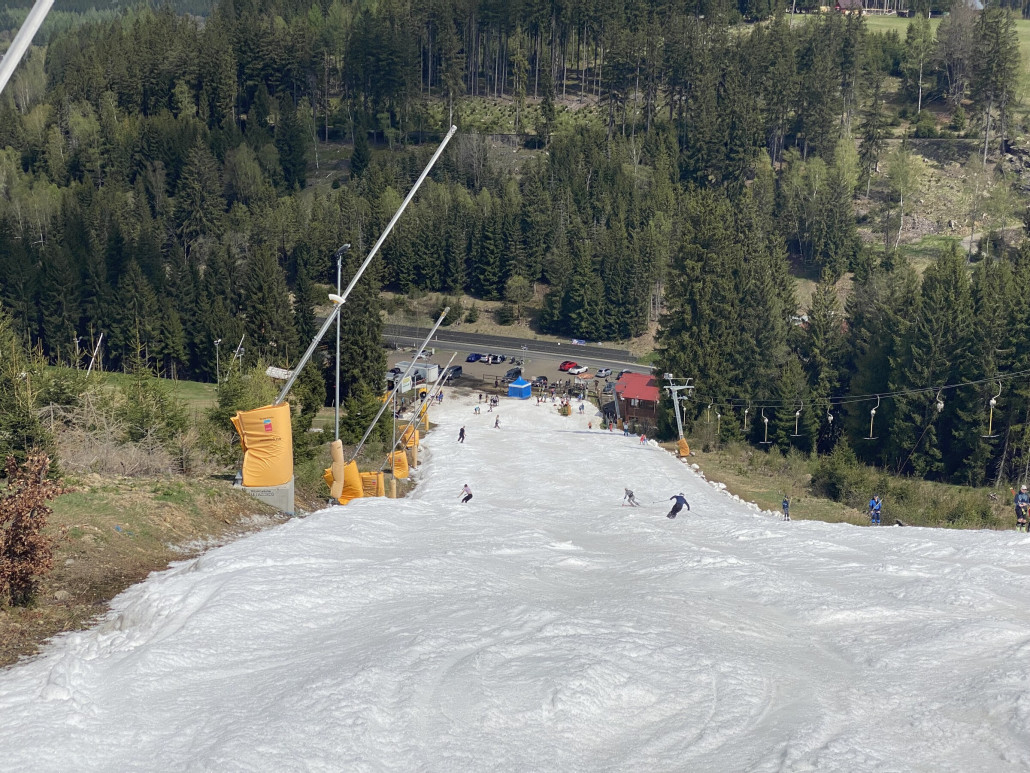 gut platzierte Talstation direkt an der Durchgangsstraße - so bekommt man viel Aufmerksamkeit