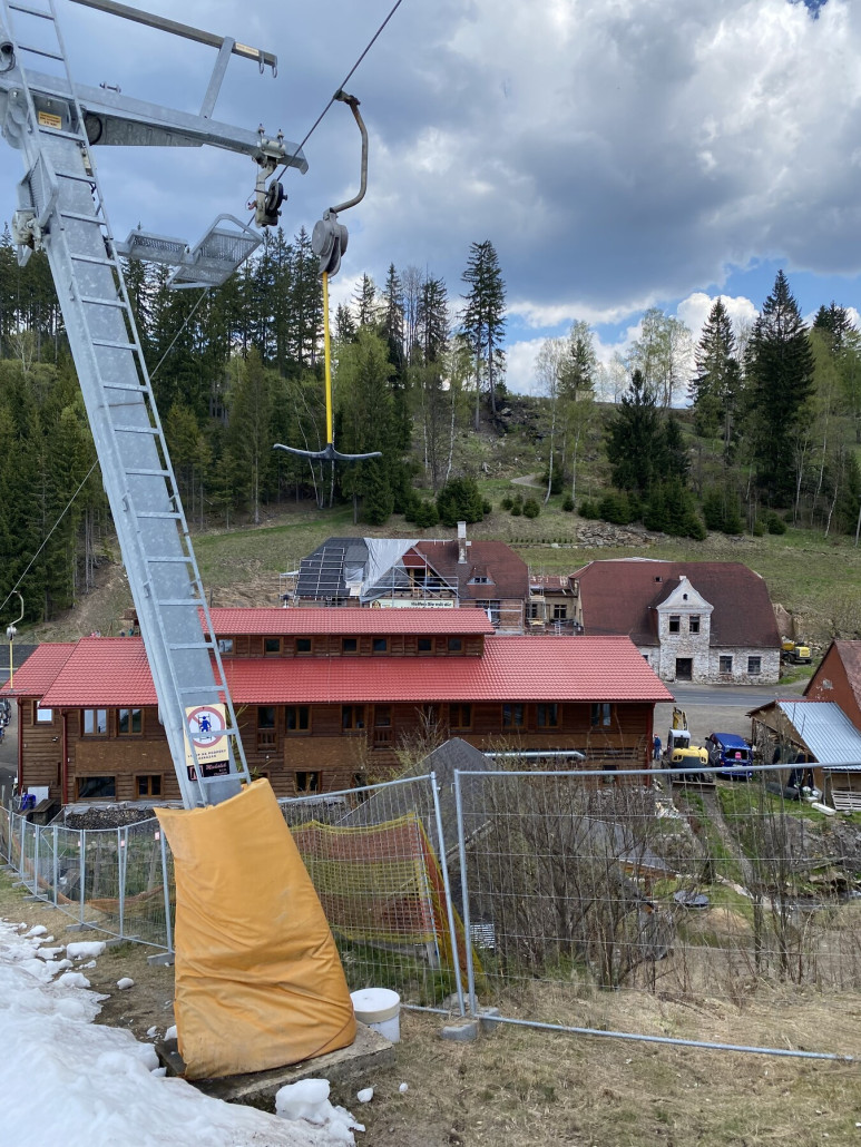 die Betreiber Fam des Skihangs renoviert seit Jahren die berühmteste Gaststätte des Erzgebirges: die Dreckschänke (hinter Talstationsgebäude; andere Straßenseite)