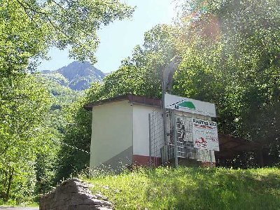 Talstation. Spannung ist für das Telefonseil