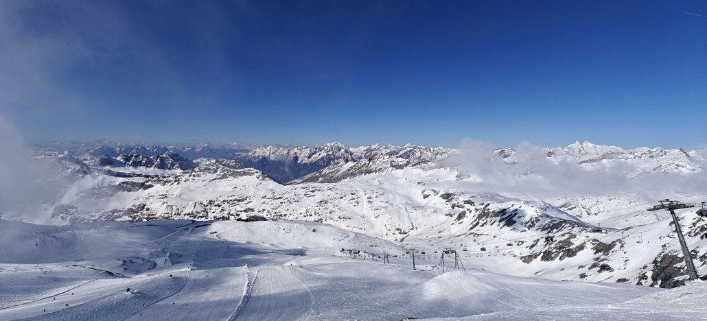 Morgendlicher Blick Pano-Blick auf die Gletscherpisten. Noch alles hart gefroren.