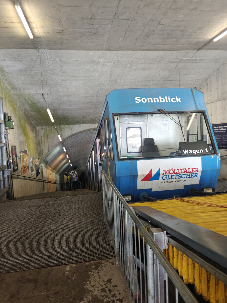 Die Tunnelbahn wartet schon - der wohl letzte Skitag der Saison geht zu Ende.