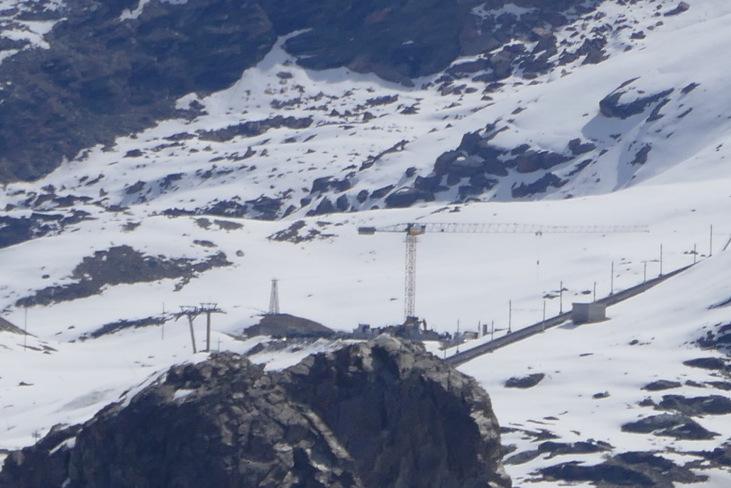Bergstation. Ist da der Abbruch der alten Station vor dem Kran zu sehen?