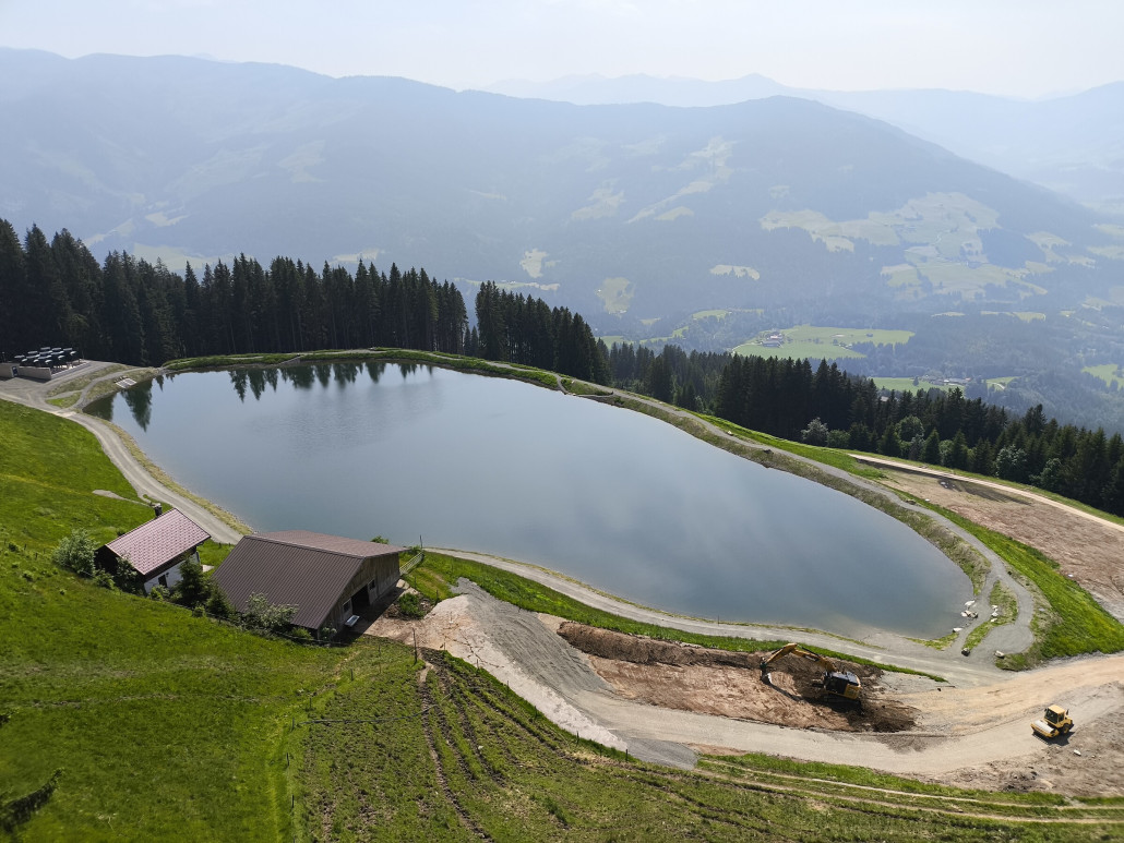 Speicherteich an der Mittelstation mit noch wahrscheinlich letzten Arbeiten