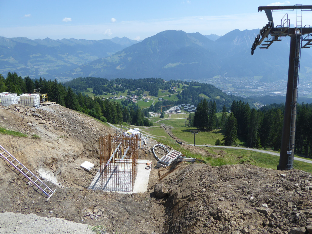 Entweder Nummer 8 oder 9 oder wird das vlt eine Stütze die sich oben aufspaltet (da gibts doch sicher nen Fachbegriff für). Auf meinen weiteren Bildern ist auch kein zweites Loch erkennbar.