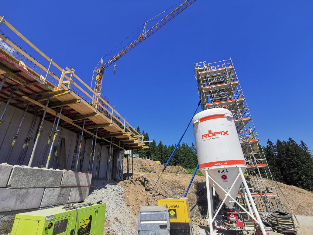 Auf der anderen Seite der Straße, ist direkt eine der 4 betonierten Stützen für die Mittelstation. unter der Straße kann auch nichts sein, nachdem diese auch danach erhalten bleibt.