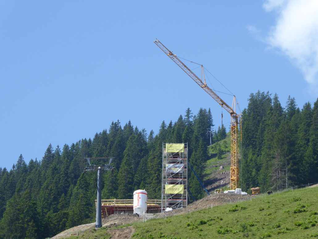 Sicht von unten auf die einseitige Mittelstation.
