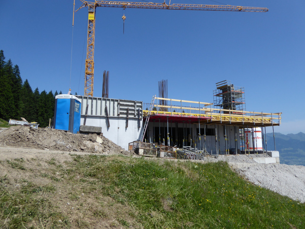 Es wird wohl demnächst der Überhang betoniert, der auch auf den Visualisierungen damals erkennbar war.