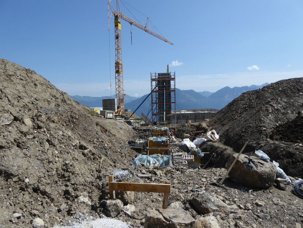 Stützen 12,11 und 10, jeweils bei den Plastikplanen.