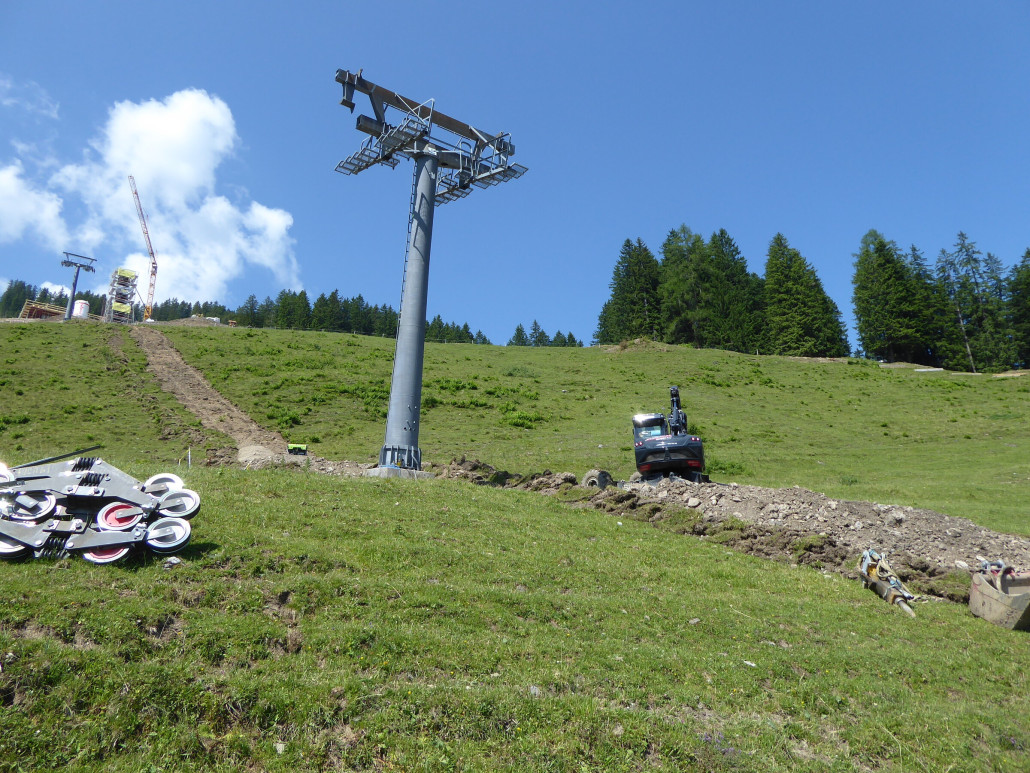 Die Stützen der alten Bahn stehen immernoch unverändert rum.