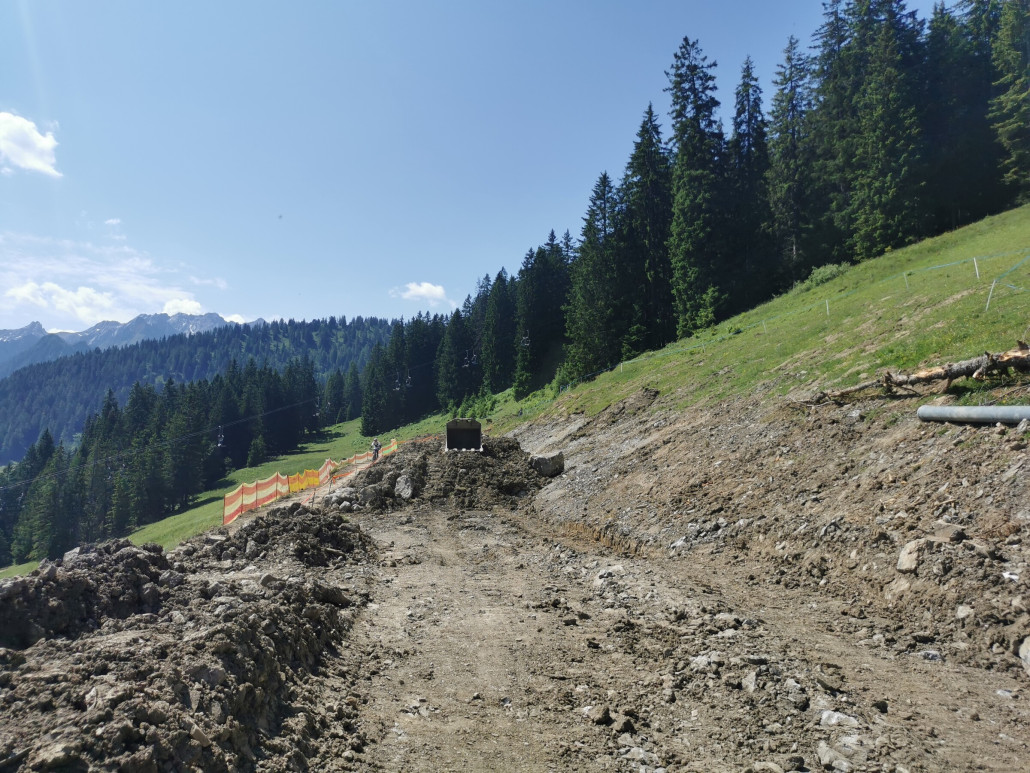 Vorarbeiten für die neue Pistenquerung von der Piste 26 rüber zur Mittelstation.