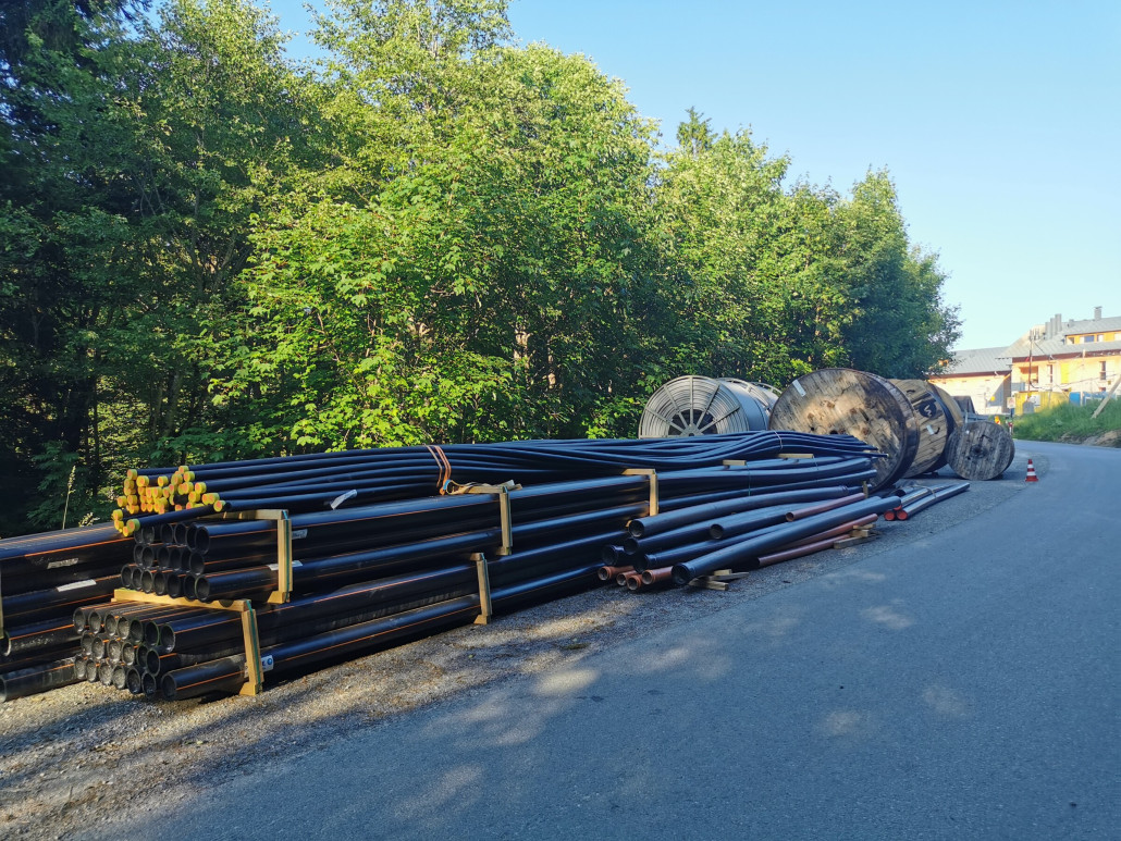 Das dürften die neuen Versorgungsleitungen von den Stationen werden.