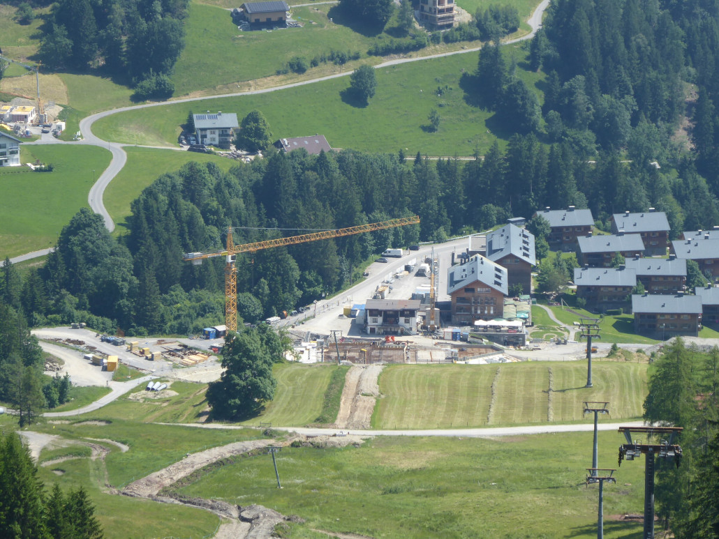 Aktuell sind nur ca 35 Parkplätze nutzbar, zusammen mit denen am Wanderparkplatz reicht das bei schönem Wetter nicht immer.