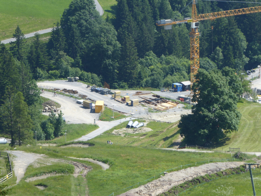 Sind die beiden Fahrradfahrer jetzt Ein oder Ausbrecher? Die Bauzäune schließen am Ende nicht ab.