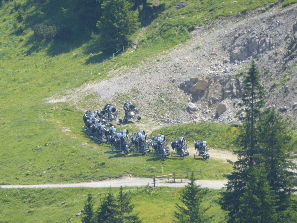 Die alten Kanonen auf Bürserberger Seite scheinen wohl diesen Sommer endgültig wegzukommen. Ich werde auf jeden Fall schauen wie lange sie noch da rumstehen.