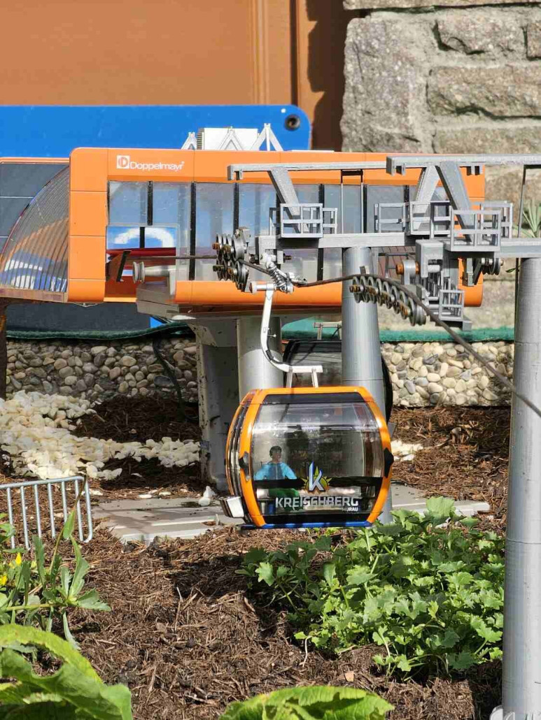 Eine Anlage von Jägerndorfer (JC) mit selbstgedruckten Stützen im großartigen Modellskigebiet von Modellseilbahnen_Spittal (Aufnahme vom Juli 2023).