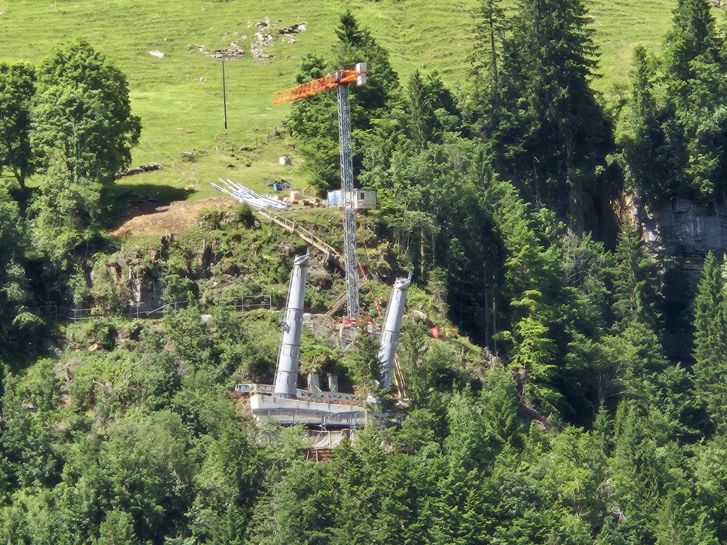 Arbeiten an Stütze 1. Die alte Stütze inkl. Fundamenten ist weg, das Fundament der neuen Stütze(n) ist gemacht und es stehen bereits die zwei Rundrohrelemente.