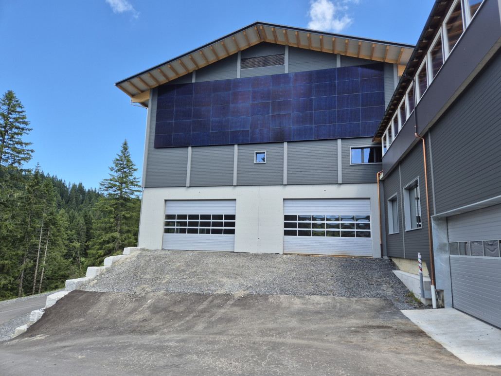 Die neue Bergstation von hinten. Sie sieht schon ziemlich fertig aus, Solaranlage ist auch schon installiert. Ich finde die Grösse sehr beeindruckend, wenn man davor steht.