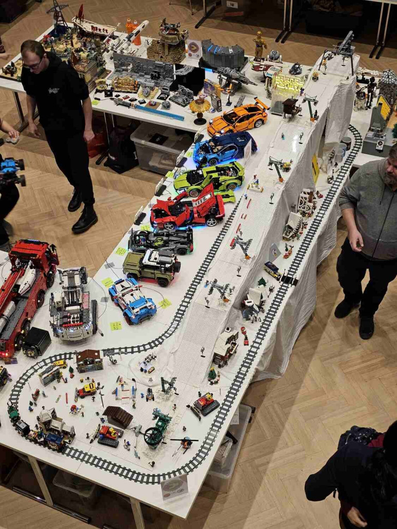 Mein Miniatur-Skiresort mit Lift, Piste, Weihnachtszug und winterlichen Gebäuden.