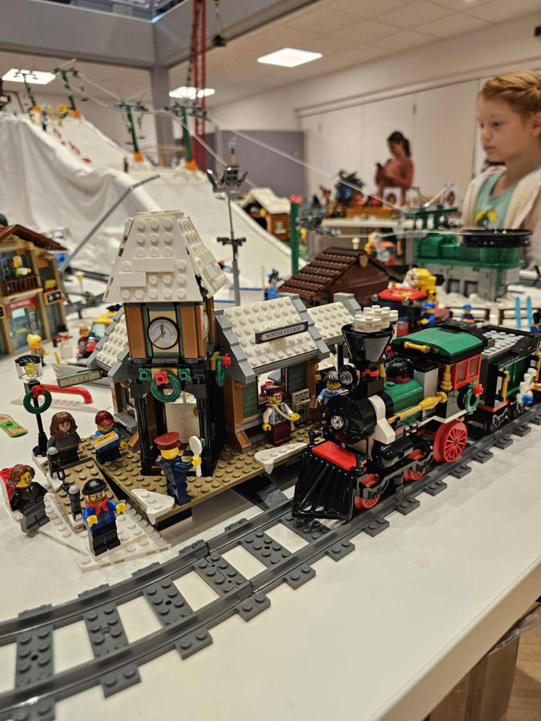 Winterlicher Bahnhof + obligatorischer Weihnachtszug (die Ausstellung war im Oktober...)