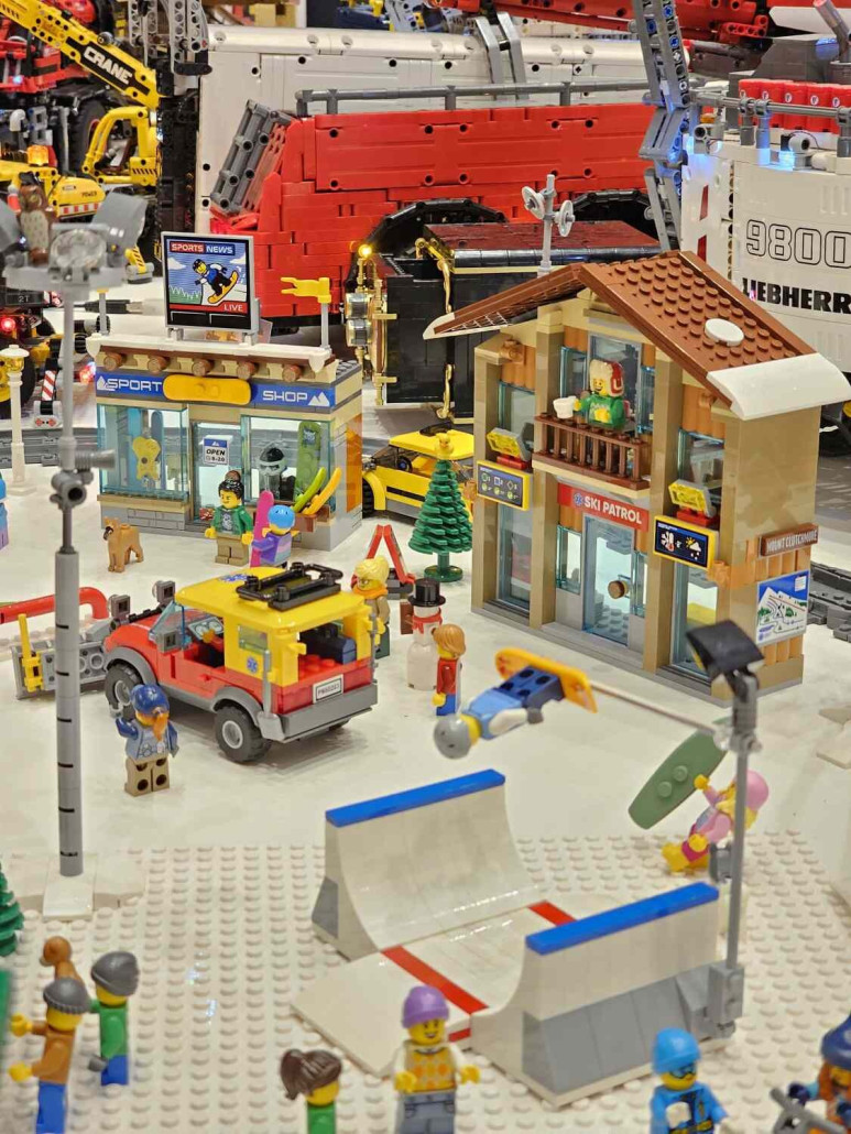 Wieder ein offizielles Set: das LEGO Skiresort mit 11 Minifiguren, die Leben in das Diorama bringen.