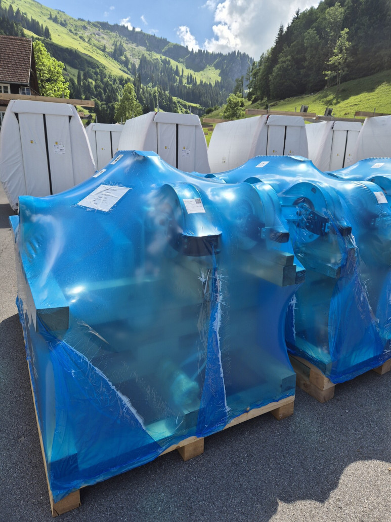 Die Laufwerke der neuen Gondeln stehen bereit.