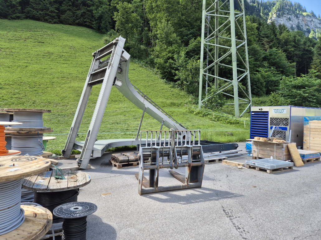 Ein Gehängearm der alten Kabinen liegt noch auf dem Materialplatz herum. Ansonsten ist (bis auf ein paar Seilrollen) nichts mehr von der alten Anlage zu sehen.