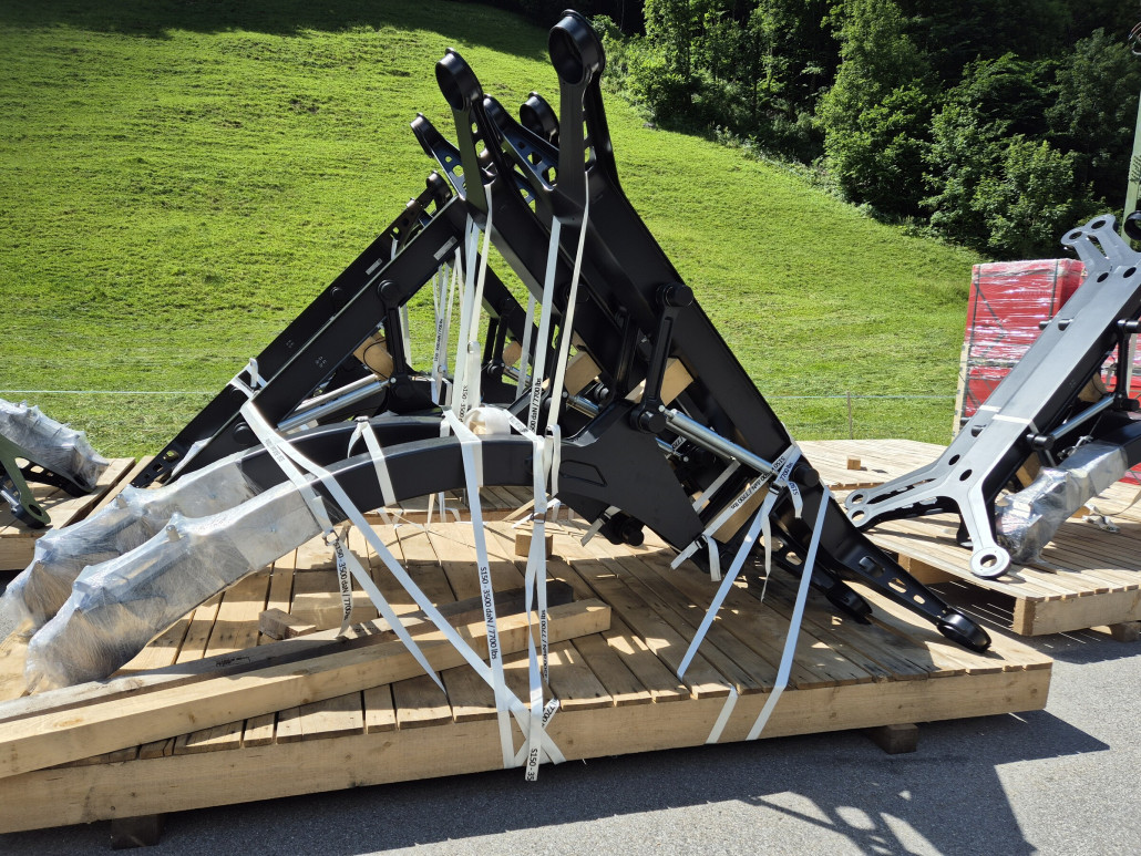 Auch die Gehängearme für die neuen Gondeln sind bereit.