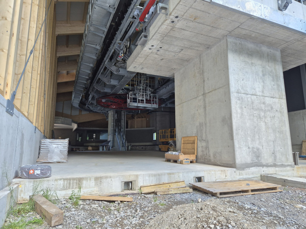 Blick in die Talstation. Ich bin mir gar nicht sicher, ob der Kommandoraum im Winter bereits da war, oder ob dieser auch jetzt erstellt wurde.