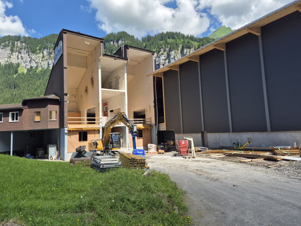 Die alte Talstation ist von der Seilbahntechnik befreit und unten (wo früher die Kabinen waren) wurde zugemauert. Was wohl mit der alten Station genau passieren wird? Man sieht auch gut, dass die Fassade der neuen Bahn nun fertiggestellt wurde (musste für den Winter noch offen bleiben, damit die Kabinen in die Talstation einfahren konnten).