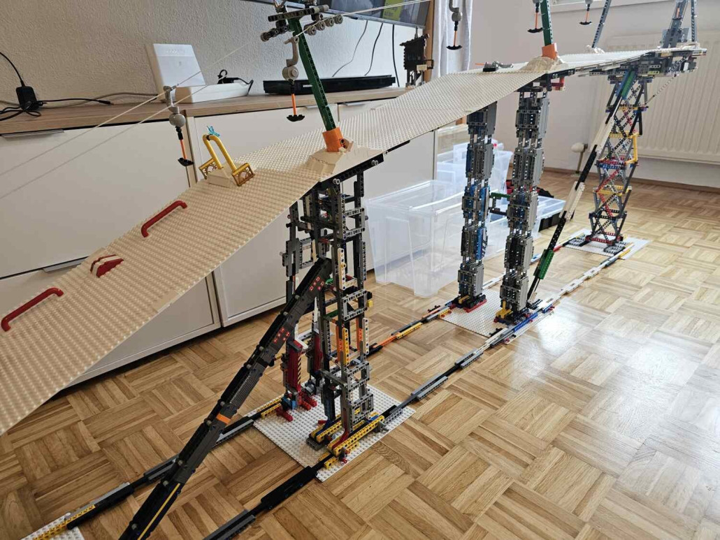 Ja, die vordere linke Stütze ist schräggestellt und wird durch zwei große Linear-Aktuatoren in Position gehalten... ich hatte einfach keine Teile mehr...