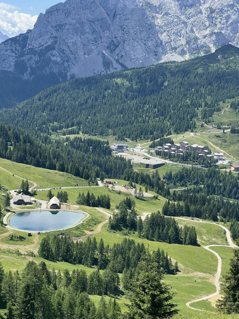 Blick von der FIS-Abfahrt auf die Watschiger Alm und den abgerissenen Alpengasthof Plattner