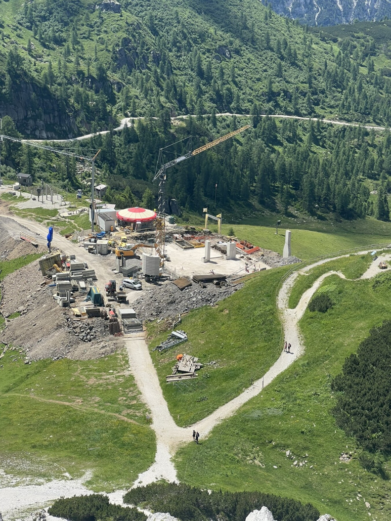 Blick von der FIS-Bergstation auf die Baustelle