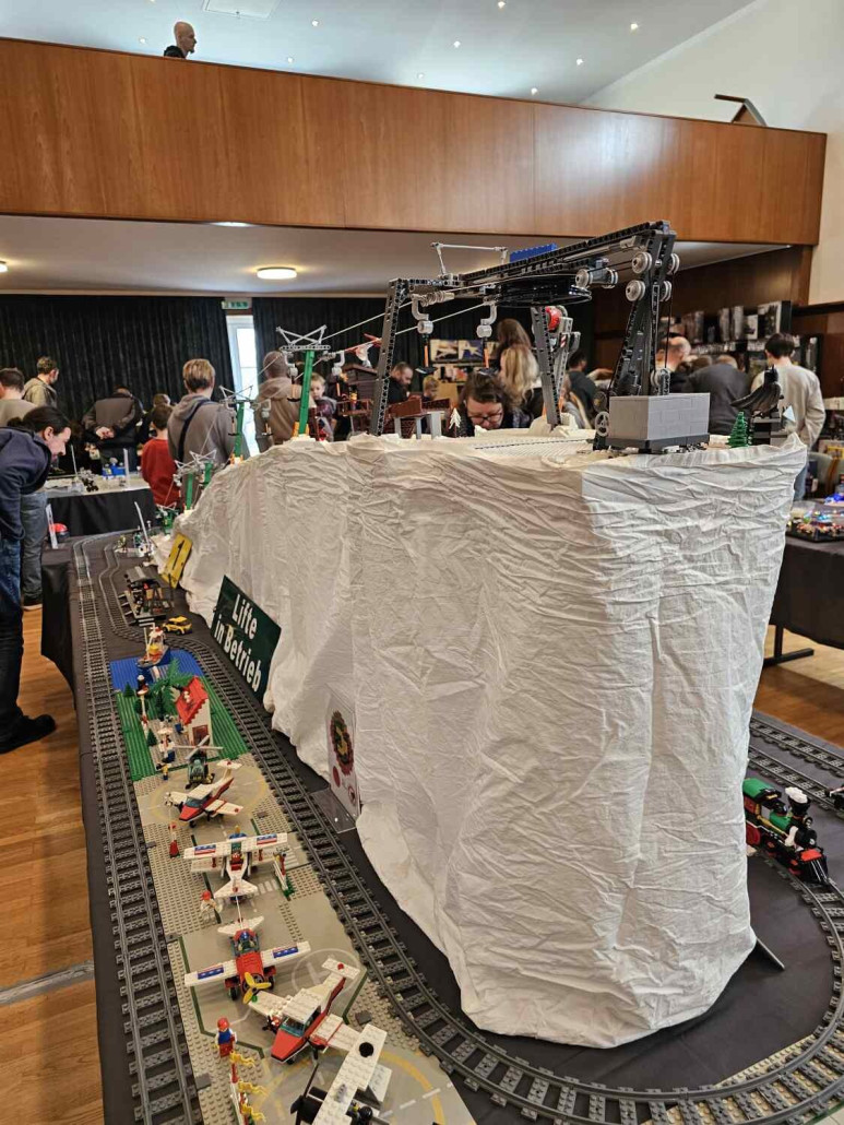 Zwei schöne Schienenkreise umgeben die Liftanlagen, das Winterdorf und die Classic City eines Vereinskollegen.