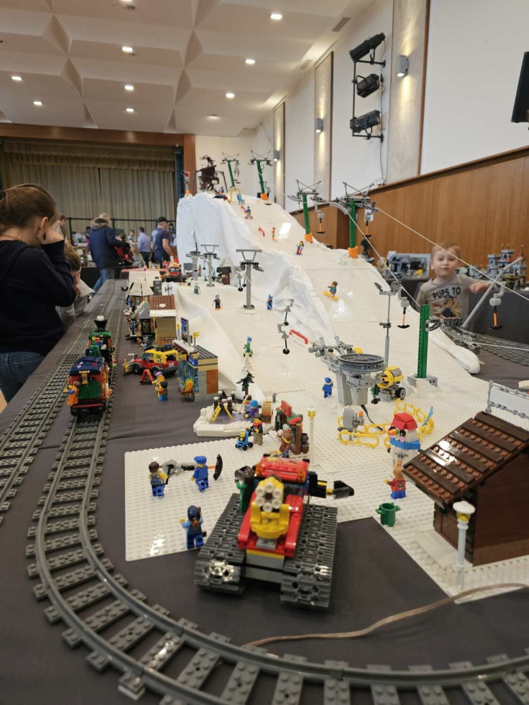 Ein Wiedersehen mit zwei alten Bekannten: Pistenraupe und Weihnachtszug.