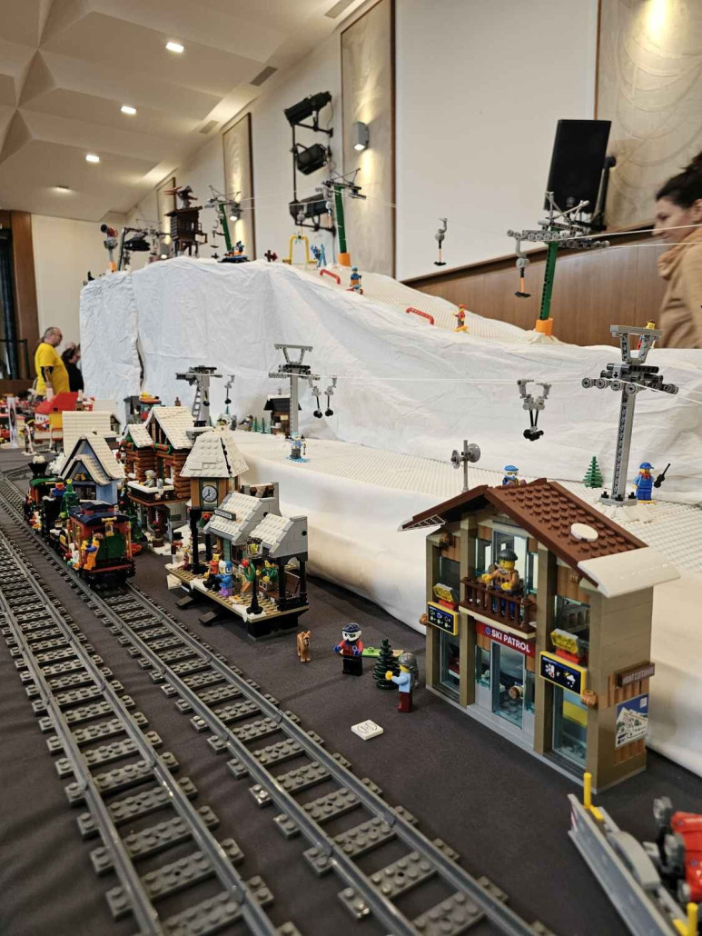 Winterdorf mit Weihnachtszug.