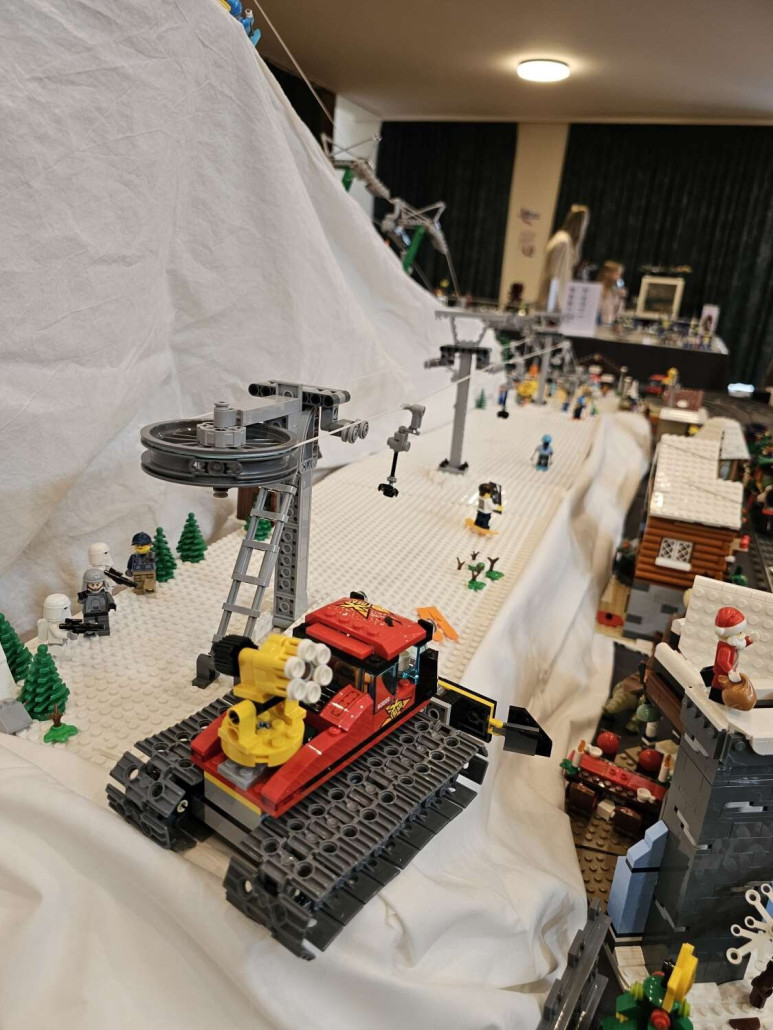 Tellerlift-Bergstation mit Pistenraupe.