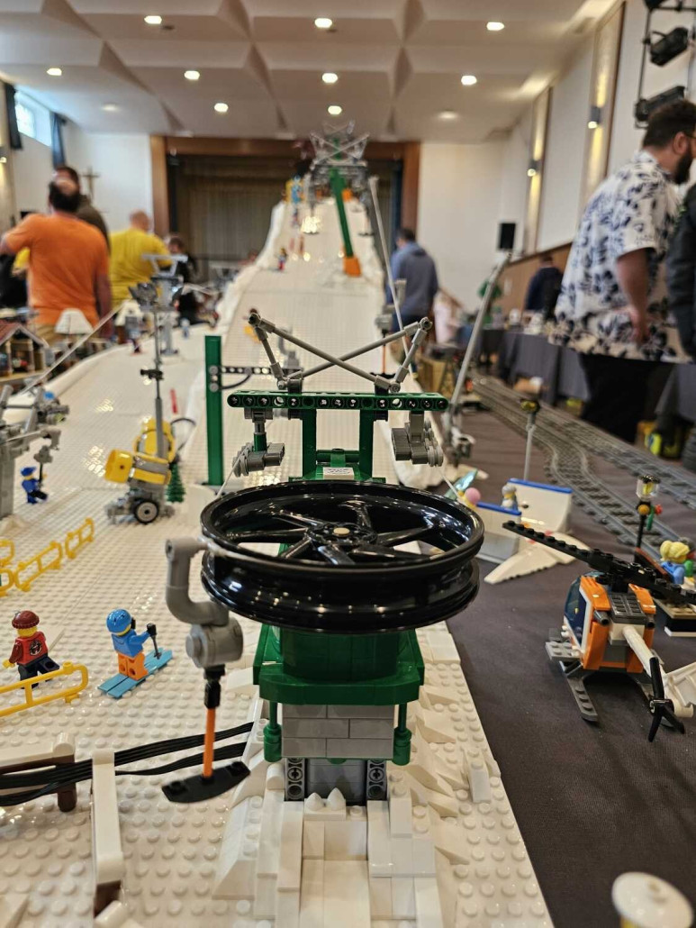 Talstation des Bügelschleppers, links zwei Schneekanonen und der Tellerlift.