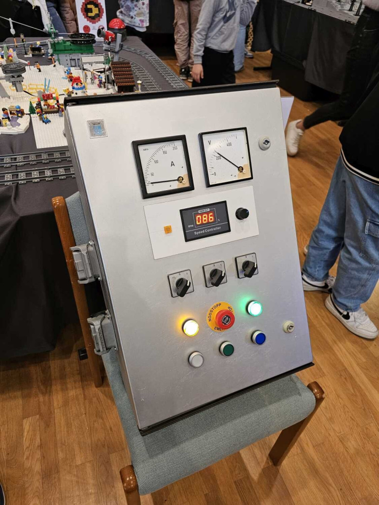 Voltmeter, Amperemeter, Lampentest... jetzt fehlt nur noch eine Streckenüberwachung ;)